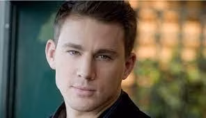  Ánh nhìn bất định, vô thần. Người xưa nói đôi mắt là cửa sổ tâm hồn. Người có đôi mắt tinh anh, ánh nhìn sắc sảo luôn chủ động trong mọi việc, cơ hội gặt hái thành công không ít.