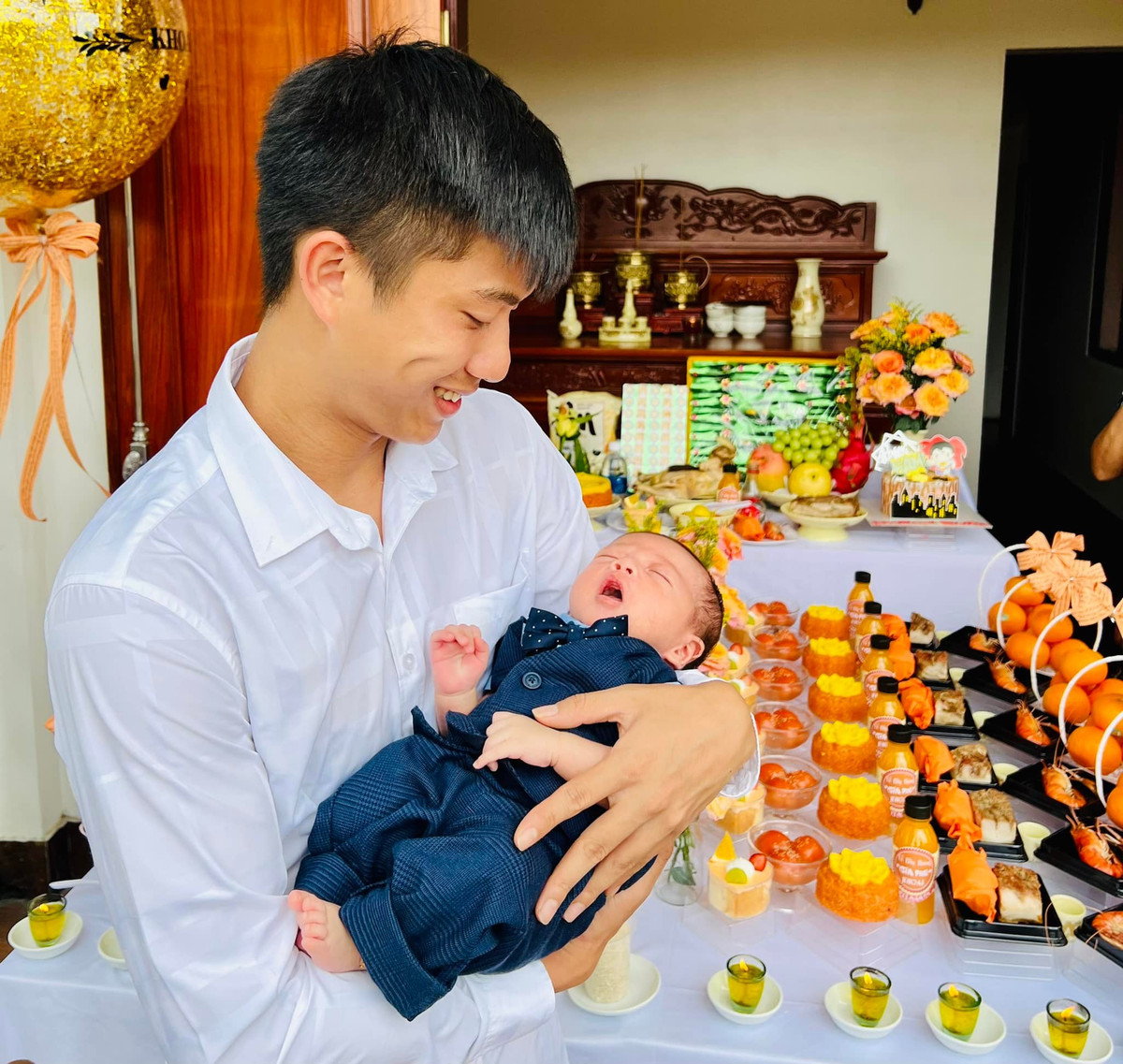 Tiền vệ Phan Văn Đức và bà xã Nhật Linh đã có em bé thứ hai, là con trai có biệt danh Khoai, vào đầu tháng 4 năm nay. Do phải tập tập luyện cùng đội bóng Sông Lam Nghệ An ở Bình Phước nên Văn Đức không thể bên cạnh khi vợ lâm bồn. Anh chỉ có thể gọi điện động viên bà xã từ xa.