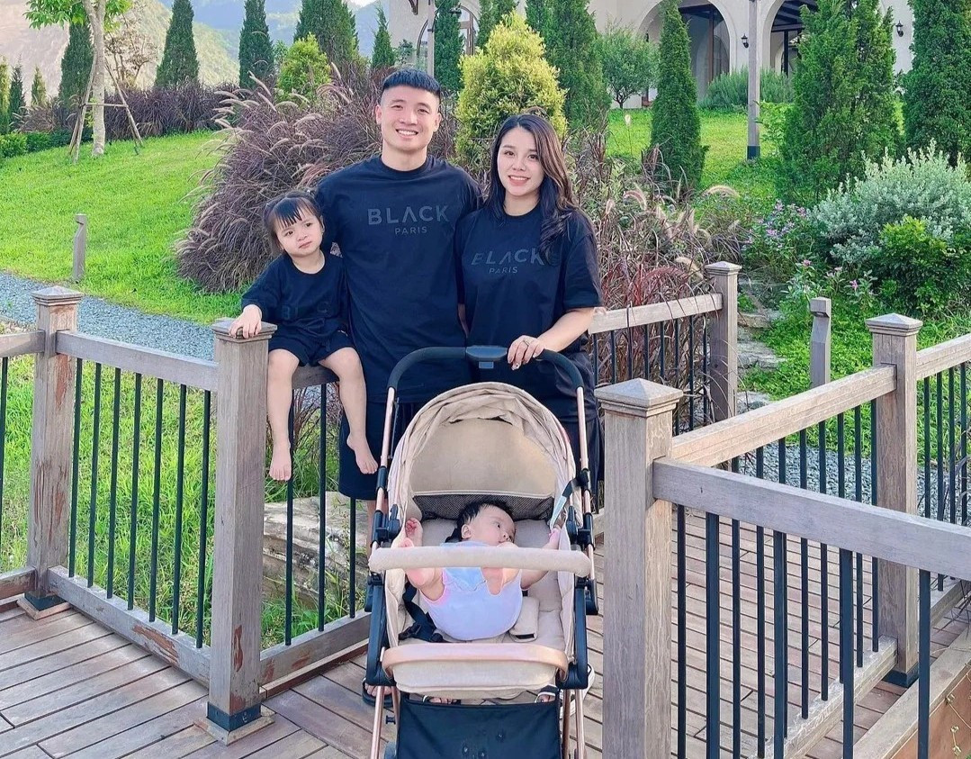 Trung vệ Bùi Tiến Dũng cũng là một trong những cầu thủ có hai con trong tuyển Việt Nam. Tháng 1 vừa qua, người hâm mộ vui mừng khi bà xã của cầu thủ sinh năm 1995 là Khánh Linh khoe ảnh hạ sinh bé gái thứ hai. Biệt danh ở nhà của bé là Mochi.