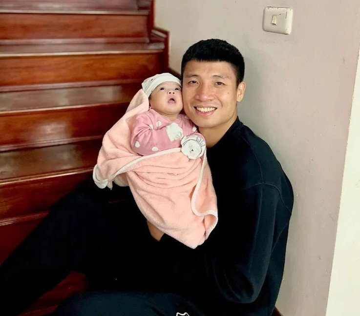 Thường xuyên phải xa nhà đi thi đấu cùng đội tuyển, Bùi Tiến Dũng luôn tranh thủ thời gian được về nhà để giúp vợ chăm sóc con nhỏ. Anh không ngại dành lời ngọt ngào cho bà xã và các con. Nam cầu thủ từng chia sẻ được truyền động lực lớn từ hậu phương vững chắc.