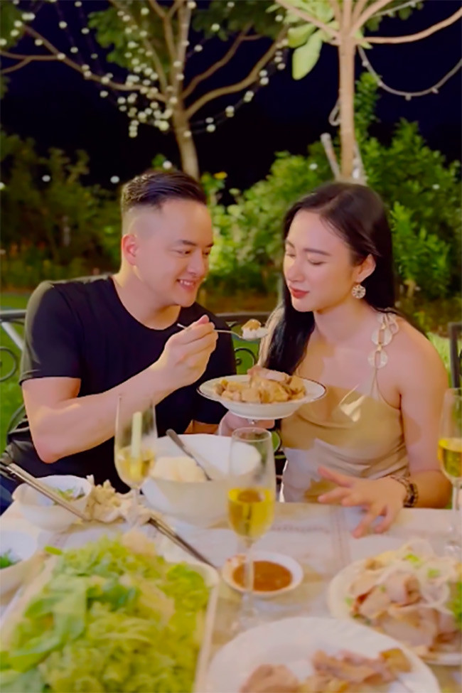 Cao Thái Sơn vô tư đút đồ ăn cho Phương Trinh. Cả hai tình như một đôi đang yêu nhau, bất chấp chỉ trích của một số cư dân mạng cho rằng họ đang "diễn kịch".