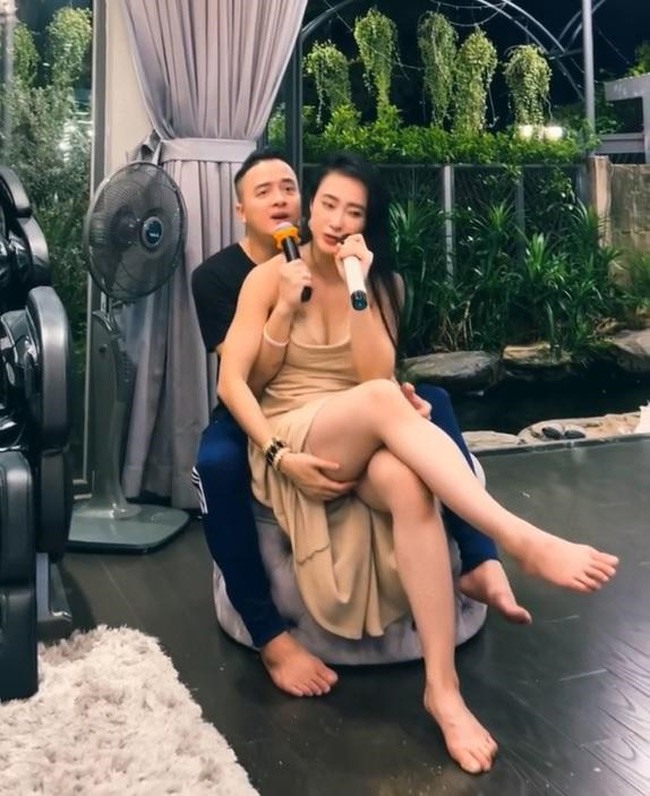 Trong clip cặp đôi song ca khi hát tại gia, Cao Thái Sơn khi thì ôm chặt vòng eo Phương Trinh, lúc lại có những cử chỉ đụng chạm khiến người xem video cũng phải ngại ngùng.