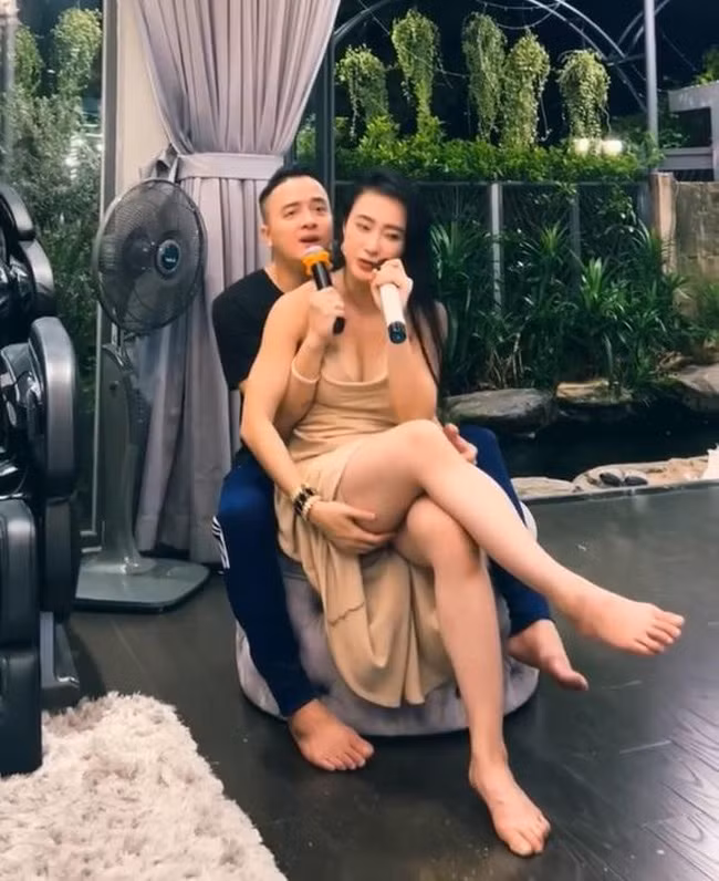 Trong clip cặp đôi song ca khi hát tại gia, Cao Thái Sơn khi thì ôm chặt vòng eo Phương Trinh, lúc lại có những cử chỉ đụng chạm khiến người xem video cũng phải ngại ngùng.