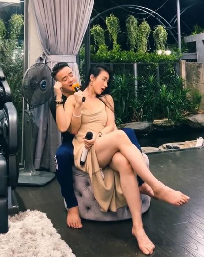 Cao Thái Sơn khẳng định anh có thể nấu mọi món ăn chay cho Phương Trinh. Hai người còn hát karaoke rất tình tứ tại không gian nhà riêng. Phương Trinh không chỉ ngồi trong vòng tay của Cao Thái Sơn mà nam ca sĩ còn bị soi "bàn tay hư" khi ngồi cạnh người đẹp.