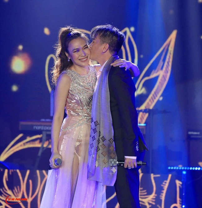 Nam ca sĩ cũng không ngần ngại dành tặng cho người tình sân khấu những nụ hôn lên má.