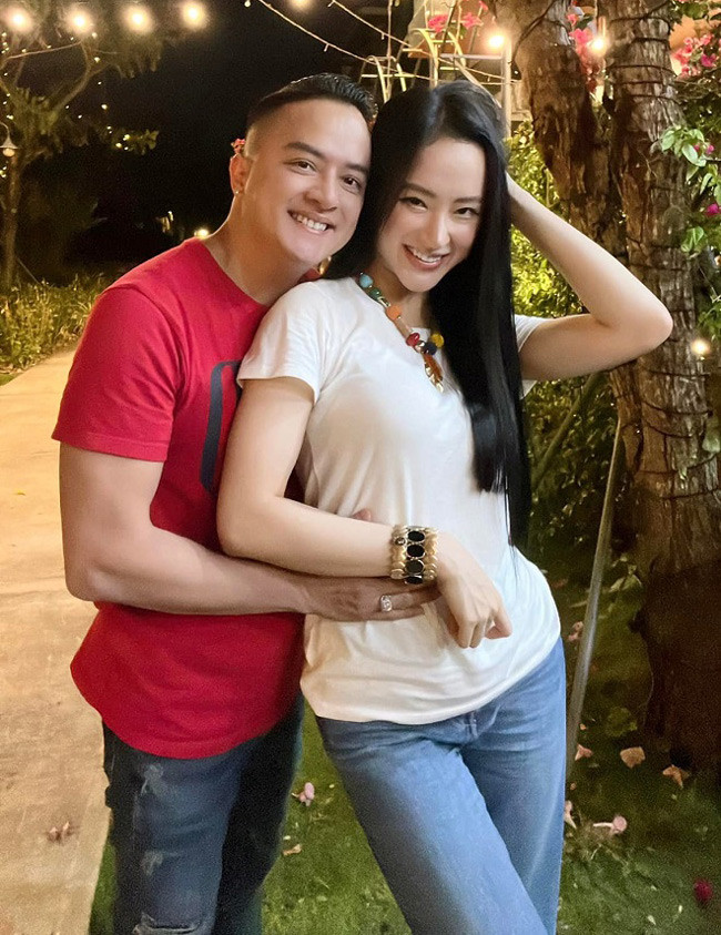 Không ít lần Cao Thái Sơn ôm eo Phương Trinh rất thân mật. "Bà mẹ nhí" cũng thể hiện việc đồng tình chấp thuận với hành động này của người anh thân thiết trong nghề.