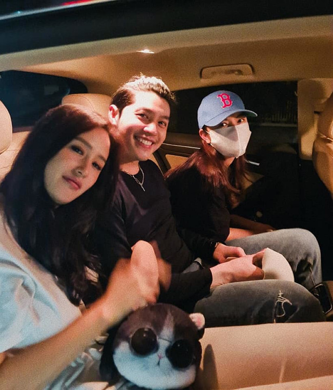 Khi đi cùng hội bạn thân, Mai Phương Thúy và Noo Phước Thịnh bị soi thường khoác tay nhau rất tình tứ.