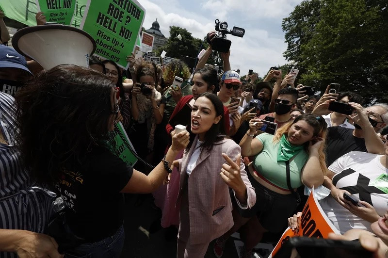 Nghị sĩ đảng Dân chủ Alexandria Ocasio-Cortez nói chuyện với các nhà hoạt động ủng hộ quyền phá thai sau phán quyết vào ngày 24/6.