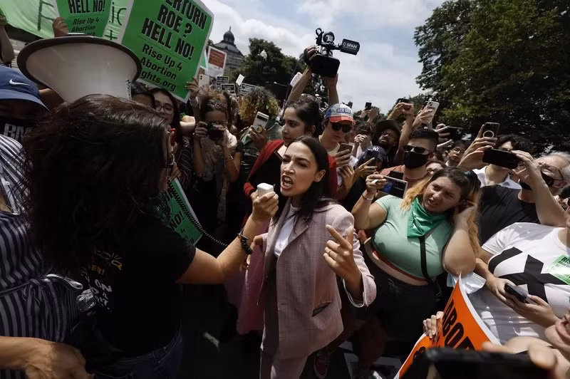 Nghị sĩ đảng Dân chủ Alexandria Ocasio-Cortez nói chuyện với các nhà hoạt động ủng hộ quyền phá thai sau phán quyết vào ngày 24/6.