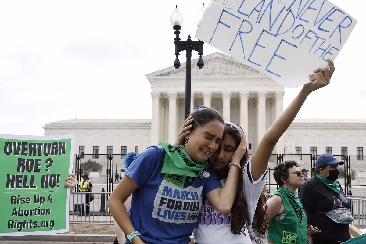 Carrie McDonald và Soraya Bata - những người ủng hộ quyền phá thai - đã khóc khi nghe tin đạo luật Roe bị đảo ngược. Bà Robin Sabbath, 59 tuổi, từ Detroit Michigan, đang ở trong khách sạn tại Washington khi phán quyết được công bố. Bà cho biết bản thân không còn ở trong "độ tuổi mang thai" nhưng đã đến Washington để phản đối, vì "chính phủ không nên có quyền yêu cầu tôi phải làm gì với những việc liên quan đến sức khỏe sinh sản của tôi". "Đó là cơ thể của tôi, sự lựa chọn của tôi. Chúng ta sẽ là người đưa ra những lựa chọn tốt nhất cho bản thân và gia đình", bà nói.