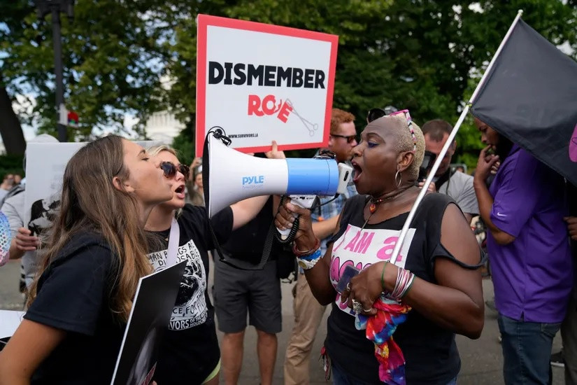 Nhà hoạt động ủng hộ quyền phá thai (phải) phản ứng với những người phản đối đạo luật Roe. Khoảng một nửa trong tổng số 50 tiểu bang và khu vực hành chính Washington D.C. đã có hoặc sẽ thông qua luật cấm phá thai trừ một số trường hợp ngoại lệ. Một số bang khác sẽ thông qua luật siết chặt quy định quản lý quy trình phá thai.