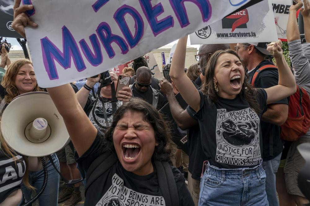 Những người biểu tình chống phá thai tập trung bên ngoài Tòa án Tối cao ở Washington.