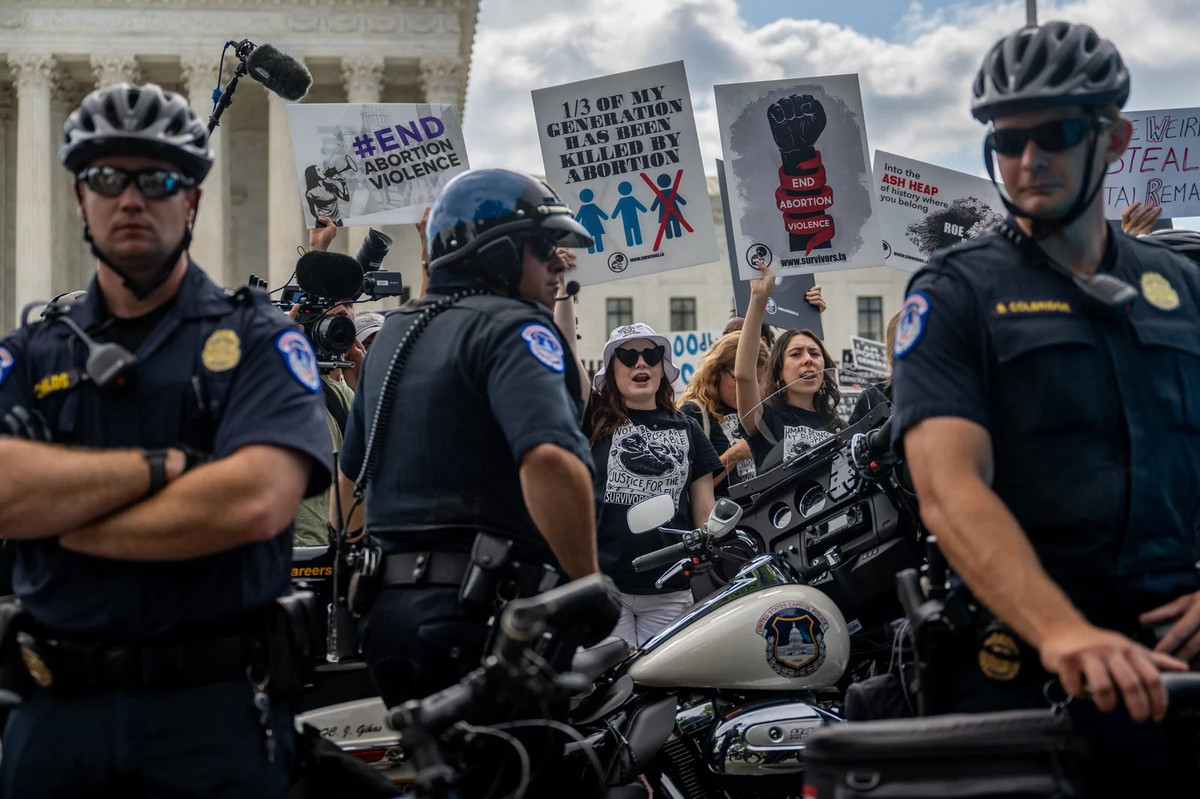 Lực lượng cảnh sát được triển khai bên ngoài tòa án để kiểm soát đám đông biểu tình. Những người ủng hộ quyền phá thai cũng lên kế hoạch biểu tình ở các thành phố khác bao gồm Chicago, Philadelphia, Denver, San Francisco, Portland, Seattle và New York City, Florida, Missouri, Georgia và Texas.
