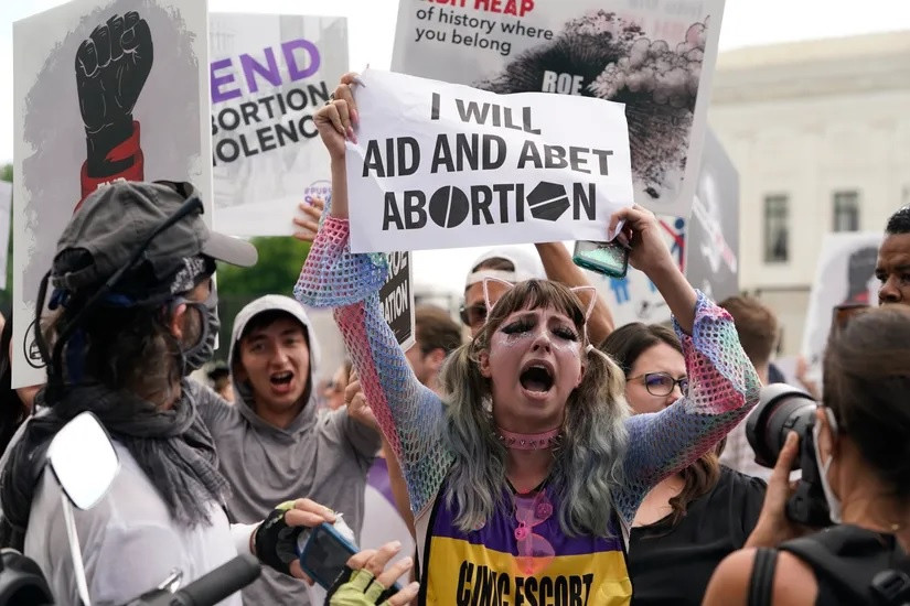Đám đông người biểu tình tập trung bên ngoài tòa án. Trong ý kiến ủng hộ việc lật lại phán quyết vụ kiện Roe v Wade, Thẩm phán Samuel Alito cho biết quyết định của Tòa án Tối cao đưa ra năm 1973 đã gây ra những hậu quả nặng nề, đồng thời không giúp mang lại giải pháp cho tranh cãi liên quan vấn đề phá thai. "Vụ việc đã châm ngòi cho tranh cãi và làm đất nước chia rẽ sâu sắc", Thẩm phán Alito nhận định.