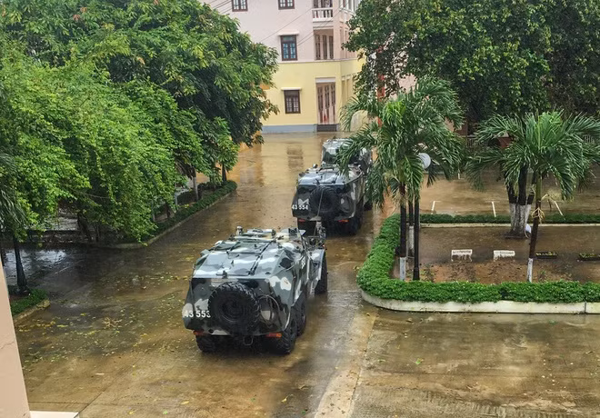 Xe loi nuoc BTR-152 ung pho bao so 9 o Da Nang