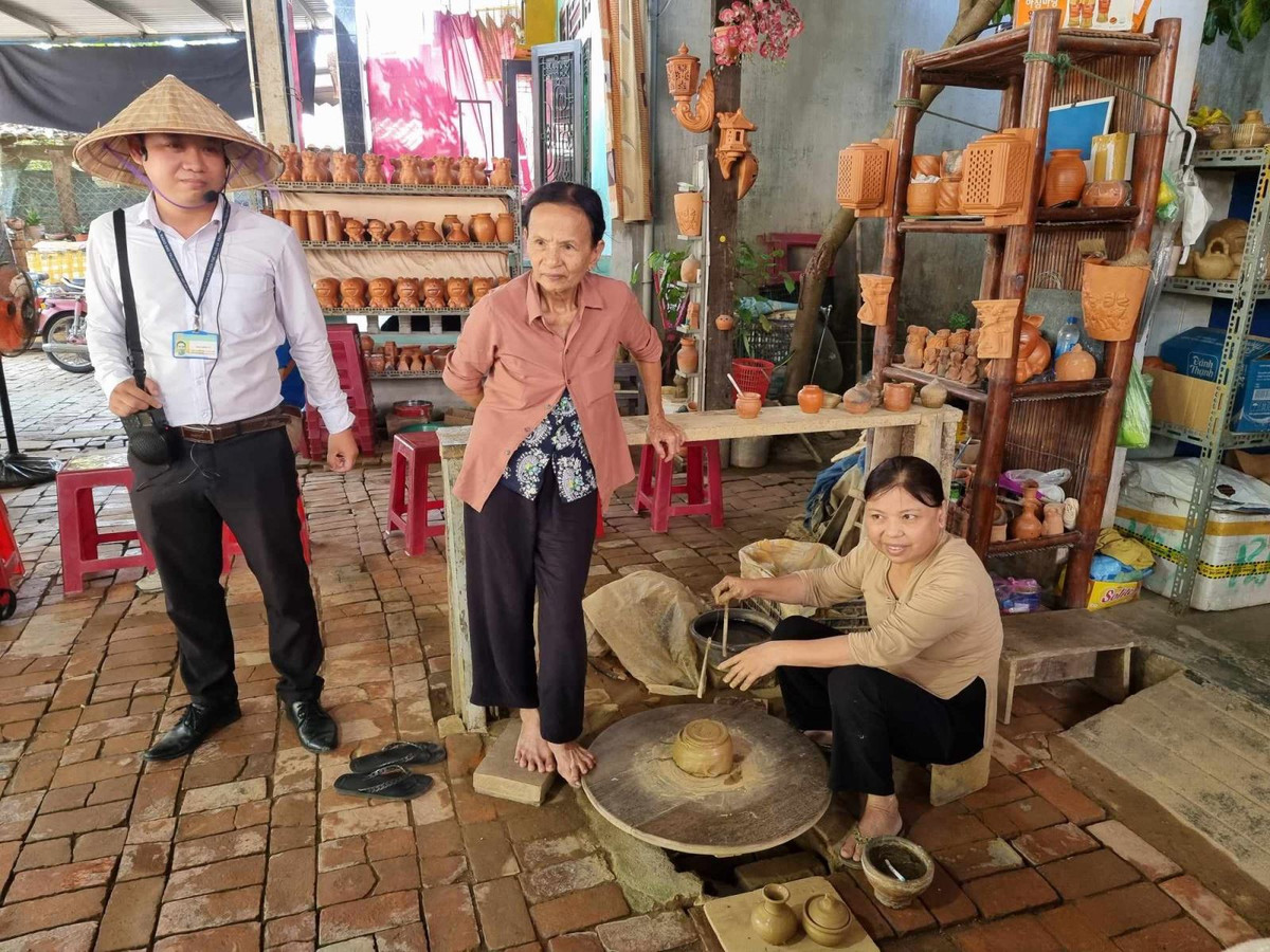 Du khách được tìm hiểu quy trình làm gốm truyền thống và còn có thể tự tay nhào nặn ra tác phẩm gốm độc đáo cho riêng mình.