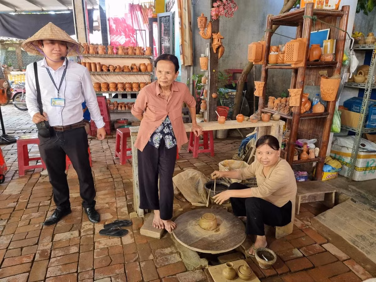 Du khách được tìm hiểu quy trình làm gốm truyền thống và còn có thể tự tay nhào nặn ra tác phẩm gốm độc đáo cho riêng mình.
