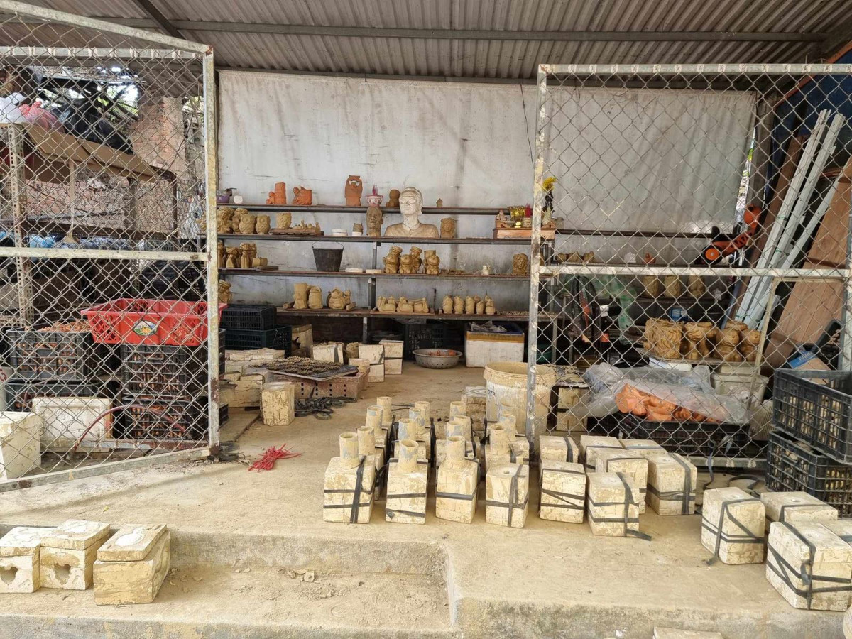 Một điểm sản xuất đồ lưu niệm của làng gốm.