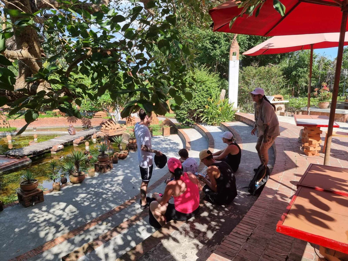 Du khách quốc tế dừng chân nghe giới thiệu về Công viên đất nung.