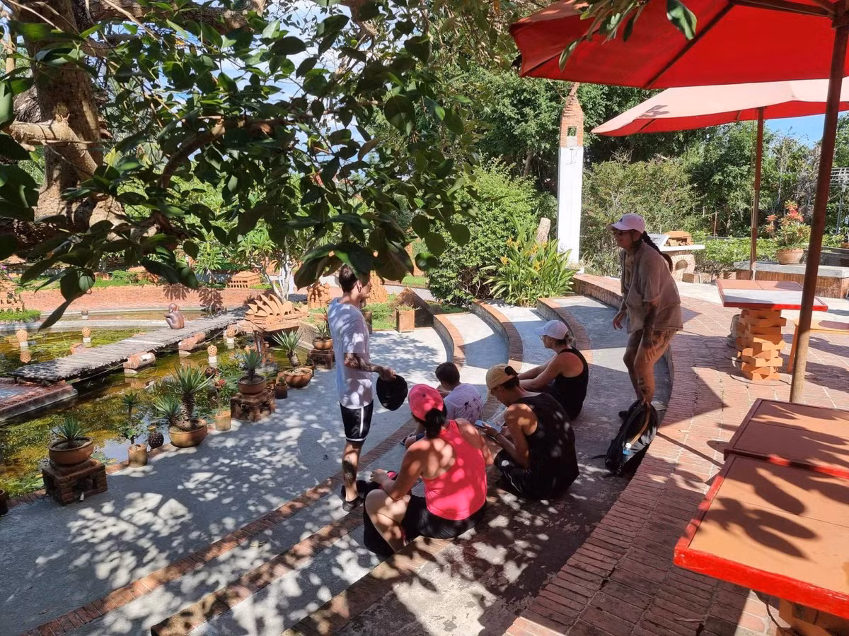 Du khách quốc tế dừng chân nghe giới thiệu về Công viên đất nung.