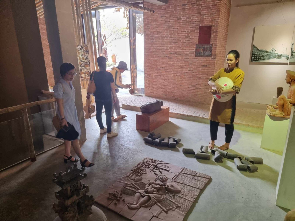 Đây là nơi bảo tồn và lưu giữ các sản phẩm gốm của làng Thanh Hà, đồng thời quảng bá gốm Việt đến với bạn bè quốc tế.