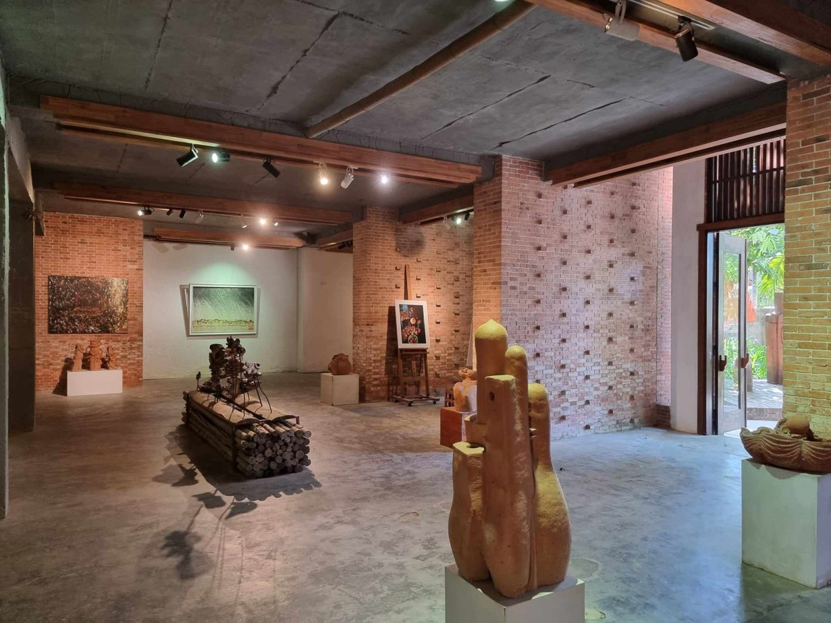 Điểm nhấn trong chương trình tham quan là Công viên đất nung của tư nhân tại làng gốm Thanh Hà có diện tích lên đến 6.000 m2.