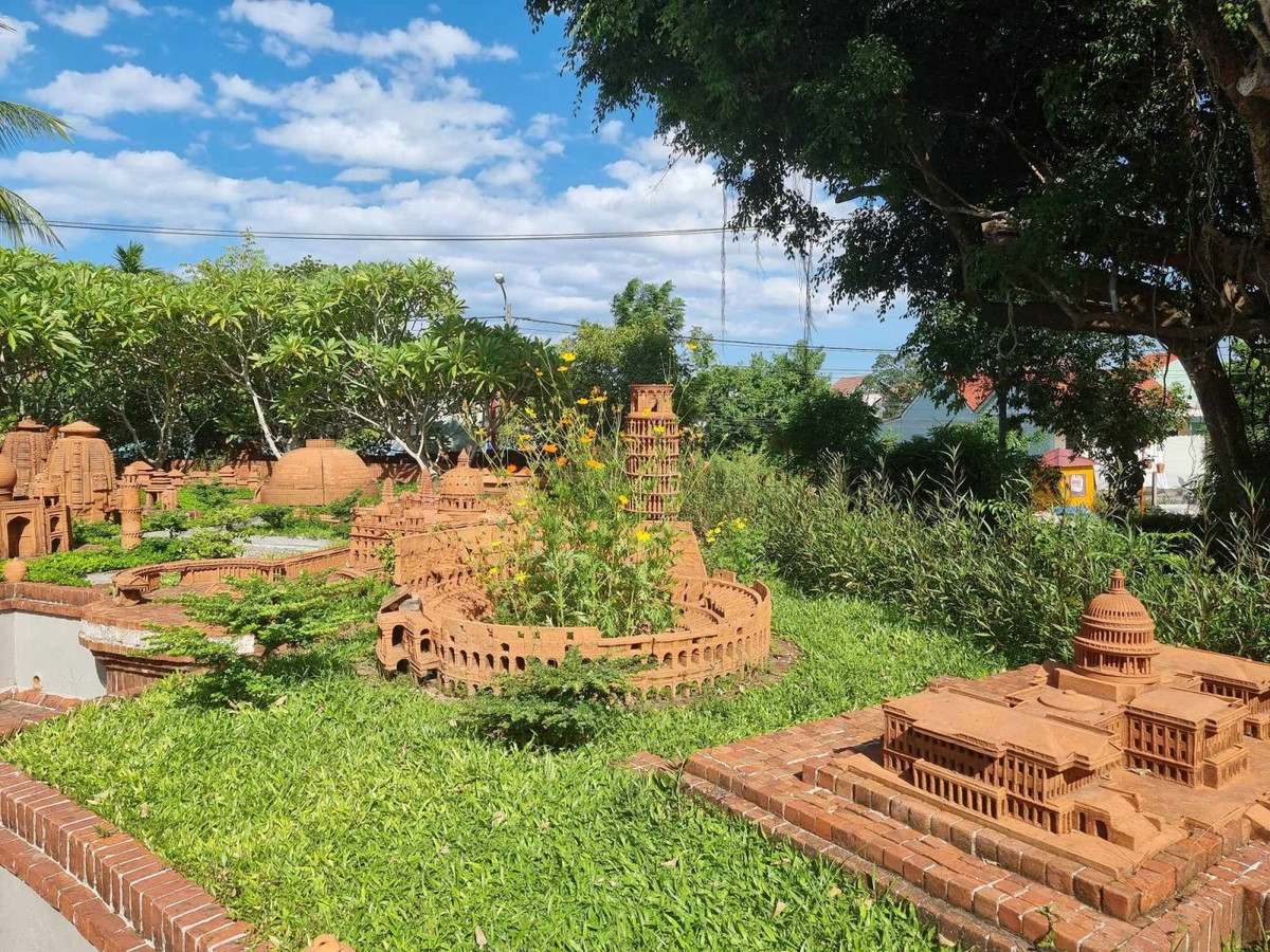 Khu ngoài trời giới thiệu các sản phẩm bằng gốm mô phỏng những công trình kiến trúc nổi tiếng như: Nhà Trắng, Tháp nghiêng Pisa, Kim Tự Tháp, Nhà thờ Đức Bà Paris, Chùa Một Cột…