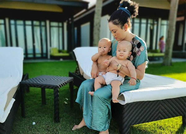 Hiện tại, ngoài mối quan tâm đến vợ chồng con trai, bà còn có 3 con khác. Đó là cặp song sinh mà mẹ chồng ca nương Kiều Anh có ở tuổi trung niên.