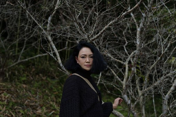 Dù ở tuổi trung niên nhưng mẹ chồng ca nương Kiều Anh vẫn giữ được nhan sắc xinh đẹp, trẻ trung. Bà có cuộc sống thoải mái về vật chất với biệt thự siêu sang cùng nhiều bất động sản khác. 