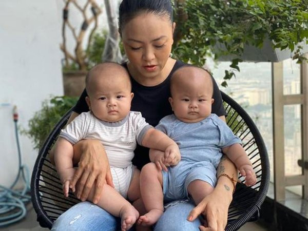 "Thể hiện hết lòng yêu thương chúng nó. Mọi người cứ bảo mình chiều con dâu quá nhưng mình nghĩ cũng không thiệt. Con mình yêu thương mình đã đành nhưng được con dâu yêu sướng lắm ý. Cảm giác rất yomost. Còn thêm điều nữa là đôi khi cũng phải nhịn nó, một điều nhịn là chín điều lành. Mình già rồi tranh luận với bọn trẻ sức đâu ra. Đằng nào cũng thua. Còn một cách nữa nếu mình không điều trị được nó thì mình nhờ mẹ mình điều trị hộ", bà Dương chia sẻ.