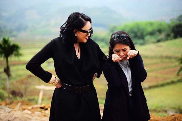 Trong cuộc sống riêng tư, bà Văn Thùy Dương còn gây chú ý bởi mối quan hệ mẹ chồng nàng dâu với ca nương Kiều Anh thuận hòa. Trước thắc mắc của mọi người về chuyện ứng xử với con dâu, bà Văn Thùy Dương đã lên tiếng giải đáp. "Mình thì mình chẳng có cách gì khác ngoài yêu thương và bỏ qua! Yêu thương không phải chỉ yêu con dâu mà đầu tiên là yêu con trai của mình (mà yêu con trai có bao giờ là thiệt). Yêu con trai sẽ biết cách yêu con dâu hết lòng thôi".