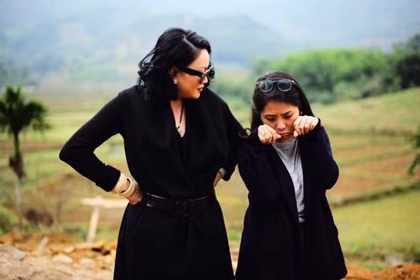 Trong cuộc sống riêng tư, bà Văn Thùy Dương còn gây chú ý bởi mối quan hệ mẹ chồng nàng dâu với ca nương Kiều Anh thuận hòa. Trước thắc mắc của mọi người về chuyện ứng xử với con dâu, bà Văn Thùy Dương đã lên tiếng giải đáp. "Mình thì mình chẳng có cách gì khác ngoài yêu thương và bỏ qua! Yêu thương không phải chỉ yêu con dâu mà đầu tiên là yêu con trai của mình (mà yêu con trai có bao giờ là thiệt). Yêu con trai sẽ biết cách yêu con dâu hết lòng thôi".