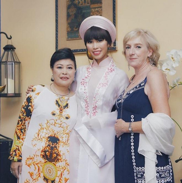 Hà Anh sinh ra trong một gia đình có ông nội là nhà văn Vũ Tú Nam, bà nội là nhà báo Thanh Hương, nguyên TBT báo Phụ nữ Việt Nam, bố mẹ là văn nghệ sĩ nổi tiếng. Mẹ của siêu mẫu Hà Anh là nhà báo, dịch giả Nguyễn Võ Lệ Hà.