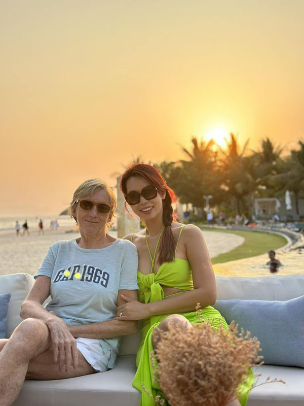 Ứng xử khéo léo và chân thành chính là cách Hà Anh được lòng mẹ chồng.