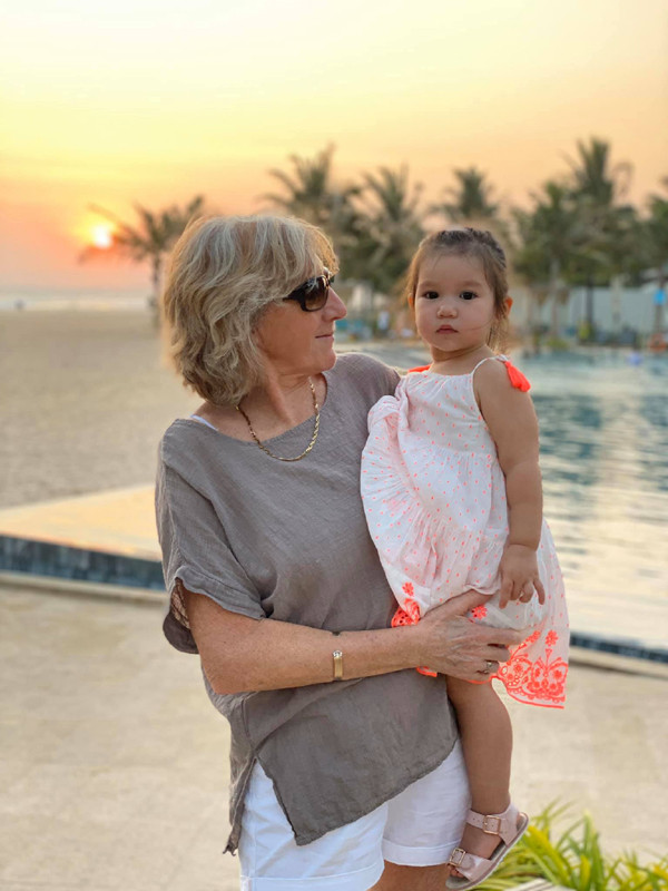 Hà Anh còn kể, bà đặc biệt tôn trọng con dâu, mỗi lần bế cháu gái, bà đều hỏi ý kiến của cô. "Bà rất lịch sự, mỗi lần muốn bế em lại quay ra xin phép mẹ em: Mẹ có thể bế bé được không?", cô nói.