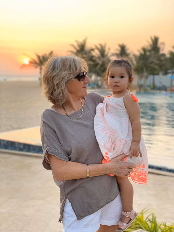 Hà Anh còn kể, bà đặc biệt tôn trọng con dâu, mỗi lần bế cháu gái, bà đều hỏi ý kiến của cô. "Bà rất lịch sự, mỗi lần muốn bế em lại quay ra xin phép mẹ em: Mẹ có thể bế bé được không?", cô nói.