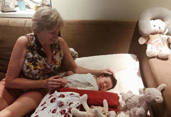 Sinh ra trong gia đình nền tảng nên Hà Anh cũng được thừa hưởng nhiều điều tốt đẹp. Vì vậy, Hà Anh luôn có lối ứng xử khéo léo. Trong quan hệ mẹ chồng nàng dâu, Hà Anh xử lý rất tinh tế. Nhờ đó, cô được rất được lòng gia đình bên chồng.