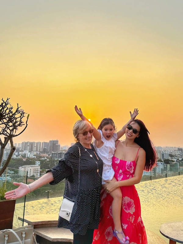 Cô còn chia sẻ: “Nếu mình yêu người đàn ông ấy thật lòng, mình sẽ tìm được cách yêu quý bố mẹ chồng, có thể không thể nào "ngay lập tức" nhưng rồi cùng chia sẻ kỷ niệm bên nhau sẽ đem lòng quý mến”.