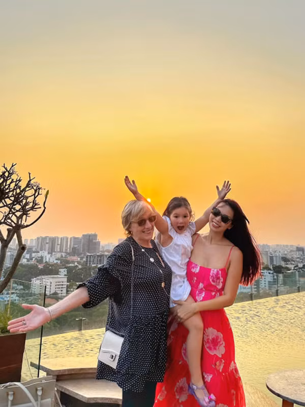 Cô còn chia sẻ: “Nếu mình yêu người đàn ông ấy thật lòng, mình sẽ tìm được cách yêu quý bố mẹ chồng, có thể không thể nào "ngay lập tức" nhưng rồi cùng chia sẻ kỷ niệm bên nhau sẽ đem lòng quý mến”.