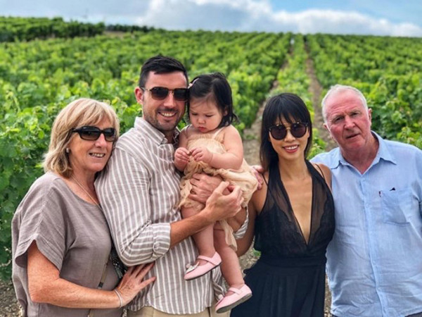 Nhờ vậy nên sau 7 năm kết hôn Hà Anh và chồng Tây vẫn giữ được "lửa ấm" hôn nhân. Cả 2 đều hạnh phúc tận hưởng cuộc sống bình yên được 2 bên nội - ngoại yêu thương.