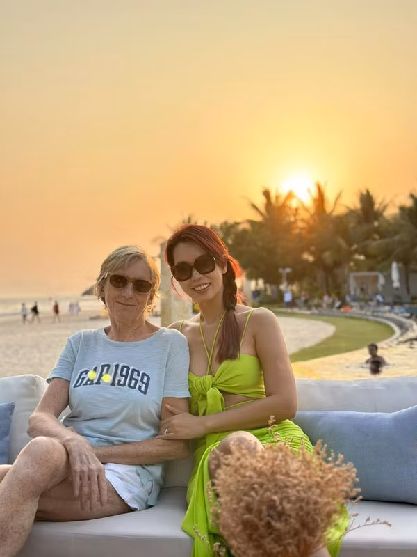 Được mẹ chồng yêu thương như vậy là nhờ sự khéo léo trong ứng xử, Hà Anh chia sẻ bí quyết: "Phụ nữ đừng có thái độ hơn thua, toan tính vượt mặt hay lợi dụng gia đình chồng. Chuyện nịnh nọt, tranh thủ, cạnh tranh tình cảm giữa mẹ chồng và con trai họ lại tuyệt đối không nên. Hà Anh khuyên chị em phụ nữ nên là chính mình".