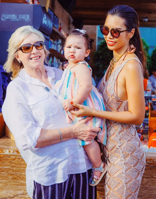 Siêu mẫu tuổi Tuất tâm sự, mẹ chồng là người vô cùng đáng yêu và tâm lý. Bà là người hoạt ngôn và thích được sum vầy cùng gia đình. Nhưng không kém phần tinh tế dành cho con trai và con dâu những khoảng thời gian riêng tư nhất định. Khi cô sinh em bé, mẹ chồng cô không ngại bay từ London về Việt Nam để hỗ trợ cô chăm con. Hà Anh rất hạnh phúc khi thường xuyên chia sẻ hình ảnh gần gũi với mẹ chồng.