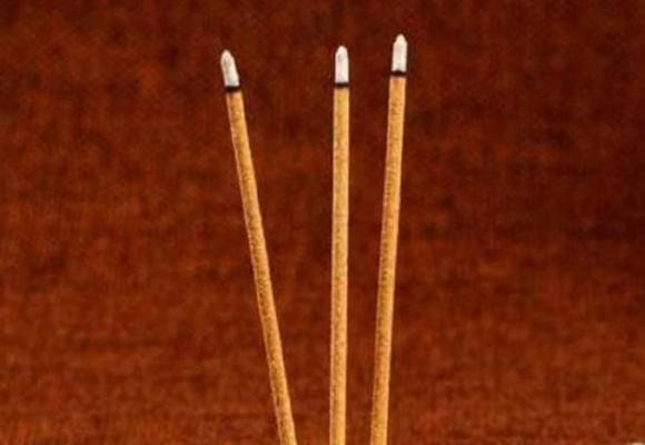 Tu xua nguoi ta dot ba nen huong, ba nen huong tuong trung dieu gi?-Hinh-3