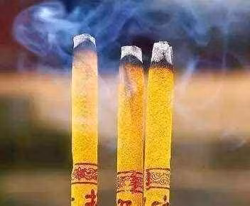 Tu xua nguoi ta dot ba nen huong, ba nen huong tuong trung dieu gi?