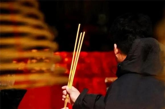 Tu xua nguoi ta dot ba nen huong, ba nen huong tuong trung dieu gi?-Hinh-2