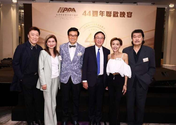 "Nữ hoàng cảnh nóng" từng được trả 24 tỷ đồng để lộ ngực trên phim ảnh 2