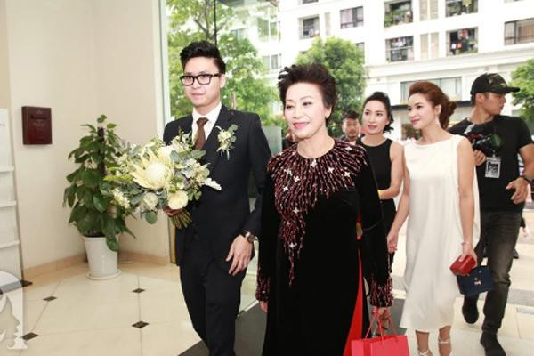 Than the me chong A hau Tu Anh: Co dia vi xa hoi, tinh de gan-Hinh-2