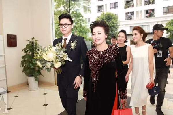 Than the me chong A hau Tu Anh: Co dia vi xa hoi, tinh de gan-Hinh-2