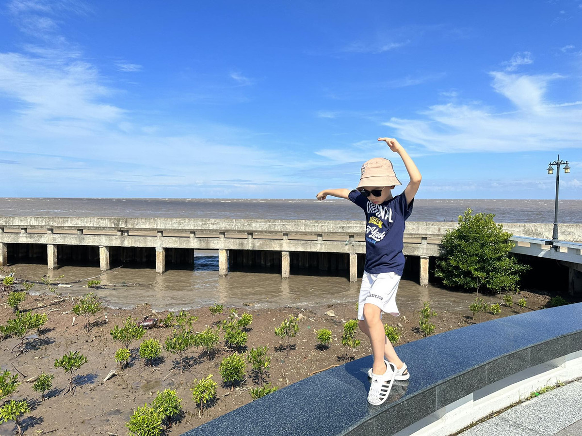 Be 6 tuoi cung me du lich xuyen Viet, lam thien nguyen o Tay Nguyen-Hinh-2