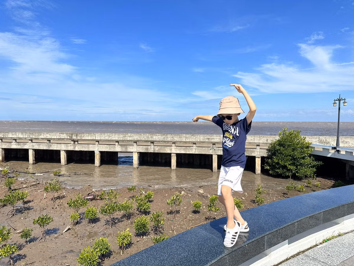 Be 6 tuoi cung me du lich xuyen Viet, lam thien nguyen o Tay Nguyen-Hinh-2